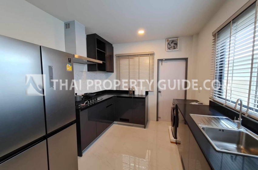 House with Shared Pool in Bangnatrad 